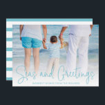 Simple Aqua Beach Foto Elegantes Weihnachten<br><div class="desc">Verpassen Sie den Feiertag mit dieser nautischen Weihnachtskarte,  die ein einfaches Design mit den Worten "Seas and Greetings" in einem eleganten,  dünnen Aqua-Skript enthält,  und Ihre Botschaft über Ihr Lieblings-Strandurlaub-Foto. Die Rückseite ist mit weißen Streifen und Aqua-Streifen versehen.</div>