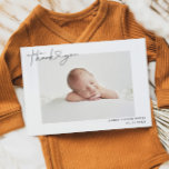 Simple Baby Foto Vielen Dank Script Herzgeburt Ankündigung<br><div class="desc">Diese stilvolle und einfache Foto-Geburtsvorlage Ankündigung 2-seitige Karte verfügt über ein Foto Ihres Neugeborenen oder Mädchens, benutzerdefinierte Botschaft, die personalisiert sein kann, handgeschriebenen Typografie-Text, der "Danke" mit einem Herz in der Mitte der Wörter. Sie können eine kurze Danksagung und den Namen und die Statistiken des Babys in der Nachricht auf...</div>