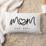 Simple Black Script Heart Unique Mom Established Lendenkissen<br><div class="desc">Simple Black Script Heart Unique Mom Established Lumbar Pillow.

Make it yours with easy customization. Need a custom order? Just send us a message,  we’re here to help. Kindly note that response times may vary slightly due to the time difference.</div>