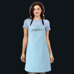 Simple Blue Chic Elegant Name Script Schürze<br><div class="desc">Sie Liebe eine personalisierte Schürze,  während sie diese Goodies backt,  köstliche Geschirr kocht oder mit ihren Pflanze arbeitet. Ein perfektes Geschenk,  um ihre Talente zu fördern. Schwarzes Skript für den Namen mit langen Schwanz-Verzierungen auf blau.</div>