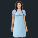 Simple Blue Chic Elegant Name Script Schürze<br><div class="desc">Sie Liebe eine personalisierte Schürze,  während sie diese Goodies backt,  köstliche Geschirr kocht oder mit ihren Pflanze arbeitet. Ein perfektes Geschenk,  um ihre Talente zu fördern. Schwarzes Skript für den Namen mit langen Schwanz-Verzierungen auf blau.</div>