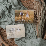 Simple Boho | Elegantes Script-Foto Save the Date Ankündigungspostkarte<br><div class="desc">Diese einfache und leise Hochzeit speichern das Datum Postkarte zeigt Ihr persönliches Foto auf der Vorderseite,  mit eleganten modernen handgeschriebenen Schrift Typografie. Auf der Rückseite der Postkarte haben Sie viel Platz für alle Ihre Hochzeitsdetails,  die alle auf einem schieren Overlay Ihres zweiten Fotos gedruckt sind.</div>