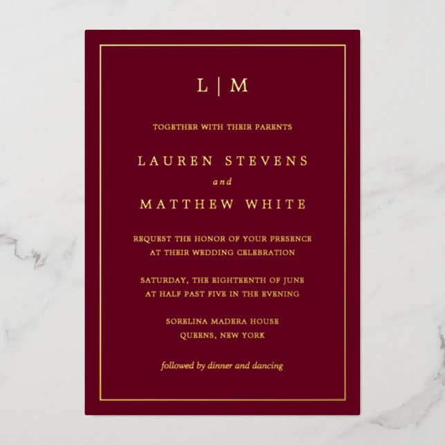 Simple Burgundy Monogram Elegant Wedding Folieneinladung (Vorderseite)