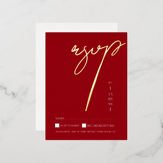 Simple Crimson Red Script Wedding RSVP Gold Folie Einladungspostkarte (Vorderseite/Rückseite)