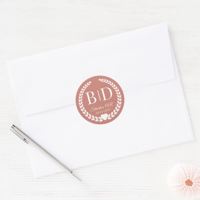 Simple Elegant Bride and Groom Monogram Runder Aufkleber (Umschlag)