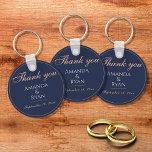 Simple Elegant Dark Blue Wedding Vielen Dank Schlüsselanhänger<br><div class="desc">Einfache Elegant Dark Blue Wedding Danke Schlüsselanhänger. Dieser elegante Schlüsselanhänger ist eine großartige Gastgeschenk Hochzeit für Ihre Gäste. Dunkelblauer Hintergrund mit Text in einem modernen Skript. Sie können den gesamten Text leicht anpassen - personalisieren Sie ihn mit dem Namen der Braut, dem Namen des Bräutigams, dem Hochzeitstag und anderen Texten....</div>