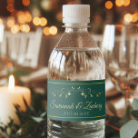 Simple Elegant Gold Blüh Emerald Green Wedding<br><div class="desc">Diese wunderschönen Wasserflaschen-Etiketten machen Ihre Hochzeitsfeier umso interessanter. Sie zeichnen sich durch ein schlichtes und dennoch elegantes Design aus,  mit goldenen Schriftzeichen auf smaragdgrünem Hintergrund mit einer Vintagen goldenen filigranen Blumengrenze. Es gibt Räume,  um die Namen des Ehepaares und das Hochzeitstag einzutragen. Vollständig anpassbarer Text.</div>