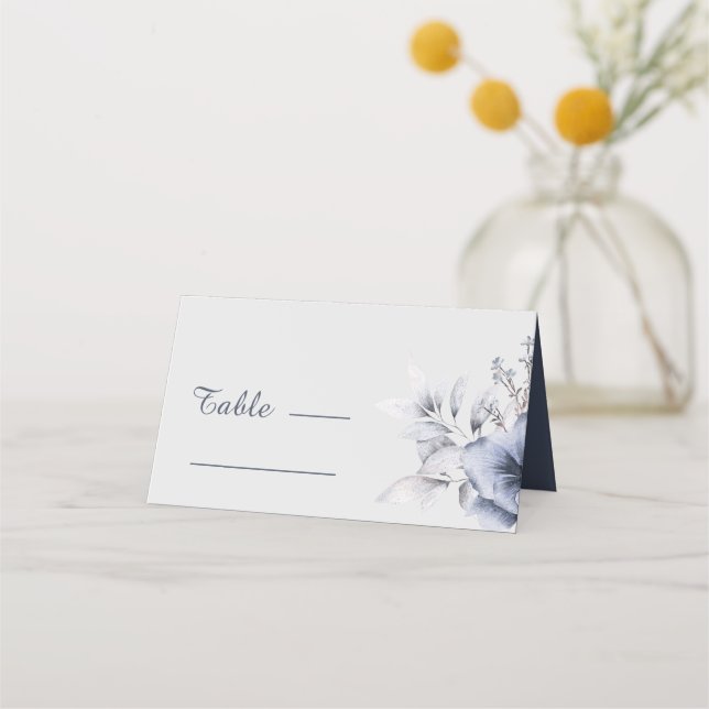Simple Floral Dusty Blue Wedding Platzkarte (Vorderseite)