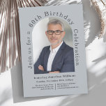 Simple Foto Arch 60. Geburtstagsparty Einladung<br><div class="desc">So einzigartig wie das Individuum, das gefeiert wird, diese moderne 60. Geburtstagsfeier-Einladung mit einer wunderschönen bogenförmigen Fotovorlage, die mit dem Foto Ihrer Ehre personalisiert wird. Ein staubblauer Hintergrund verleiht dem Design eine farbenfrohe Note. Die benutzerdefinierte Textvorlage mit Text, der sich am äußeren Rand des Fotos befindet, hat eine schöne moderne...</div>