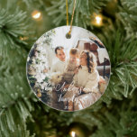 Simple Frame Typografy Family Foto Christmas Keramik Ornament<br><div class="desc">Ein einzigartiges und dennoch elegantes Typografie-Familiendekor, das sich durch die perfekte Erinnerung an den Weihnachtsgeschmack auszeichnet, um den für immer gefangenen Moment behalten. Dieses einzigartige und schicke Ornament hat eine elegante, herausragende Typografie des Familiennamen und des Jahres, die beide durch einen Klick auf den Button ''personalisiert'' individuell gestaltet werden können....</div>