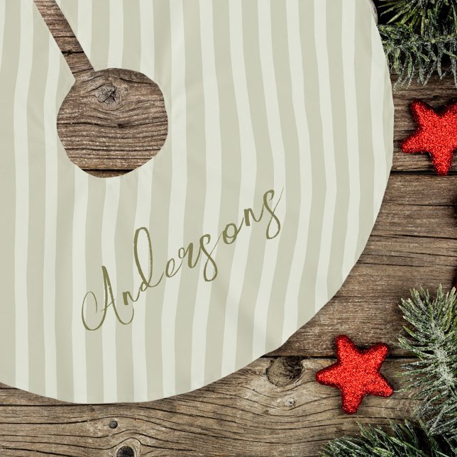 Simple Gold Holiday Stripes Kalligraphie Polyester Weihnachtsbaumdecke (Simple light tan and golden stripes Christmas tree skirt)