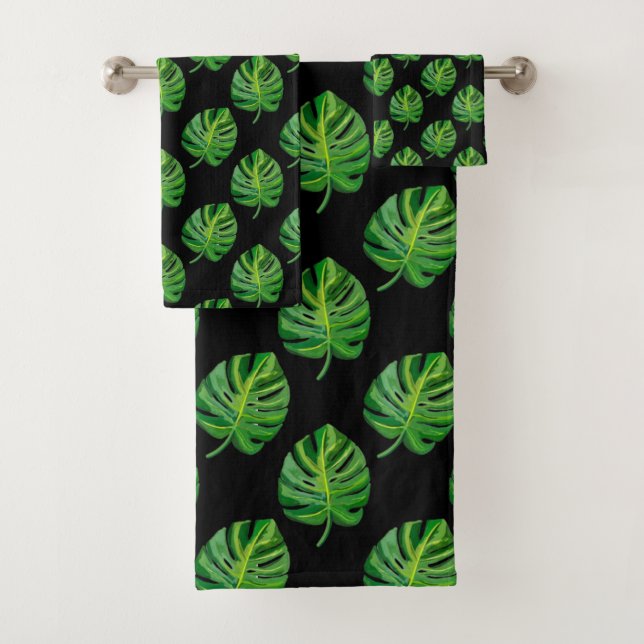 Simple Green Monstera Leaf Pattern on Black Badhandtuch Set (Insitu)
