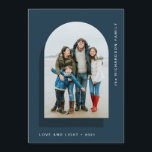 Simple Hanukkah Arch | Modernes Zwei-Foto Feiertagskarte<br><div class="desc">Diese schlichten und eleganten Hanukkah-Karten sagen "Liebe und Licht" und präsentieren Ihr Foto in einer modernen Bogenform auf einem blauen Hintergrund mit einem weiteren dunkelblauen Bogen als Akzent. Auf der Kartenrückseite ist Platz für ein zusätzliches Foto und eine kurze persönliche Nachricht.</div>