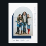 Simple Hanukkah Arch | Modernes Zwei-Foto Feiertagskarte<br><div class="desc">Diese schlichten und eleganten Hanukkah-Karten sagen "Liebe und Licht" und zeigen Ihr Foto in einem modernen Bogen auf weißem Hintergrund,  mit einem weiteren dunkelmarineblauen Bogen als Akzent. Auf der Kartenrückseite ist Platz für ein zusätzliches Foto und eine kurze persönliche Nachricht.</div>