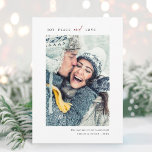 Simple Joy Peace Liebe Foto Portrait Feiertagskarte<br><div class="desc">Moderne und einfache Weihnachten | Holiday Fotokarte mit grün-weißem Kiefernzweig auf der Rückseite. Für eine erweiterte Anpassung dieses Designs klicken Sie bitte auf die SCHALTFLÄCHE BLUE DESIGN TOOL,  um Schriftart,  Größe und Farbe zu ändern.</div>