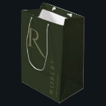 Simple Khaki Green Monogram Personalisierte Trauze Mittlere Geschenktüte<br><div class="desc">Diese khaki grüne personalisierte Trauzeugen Geschenktasche zeigt den Namen des personalisierten Trauzeugen und Kalligraphie Monogramm. Ändern Sie den Hintergrund und die Schriftart-Farben ganz einfach,  wenn Sie möchten.</div>