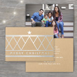 Simple Kraft Geometric Merry Christmas Tree Real Folienkarte<br><div class="desc">Schicken Sie einfach elegante Urlaubswünsche mit dem luxuriösen Glanz der silbernen echten Folie auf hochwertigem Kraftpapier. Der gesamte Text auf der Vorderseite und im Inneren lässt sich leicht anpassen oder löschen. Die Vorderseite der Karte zeichnet sich durch ein modernes geometrisches Weihnachtsbaumdesign und eine einfache typografische Botschaft von "Frohe Weihnachten" aus....</div>
