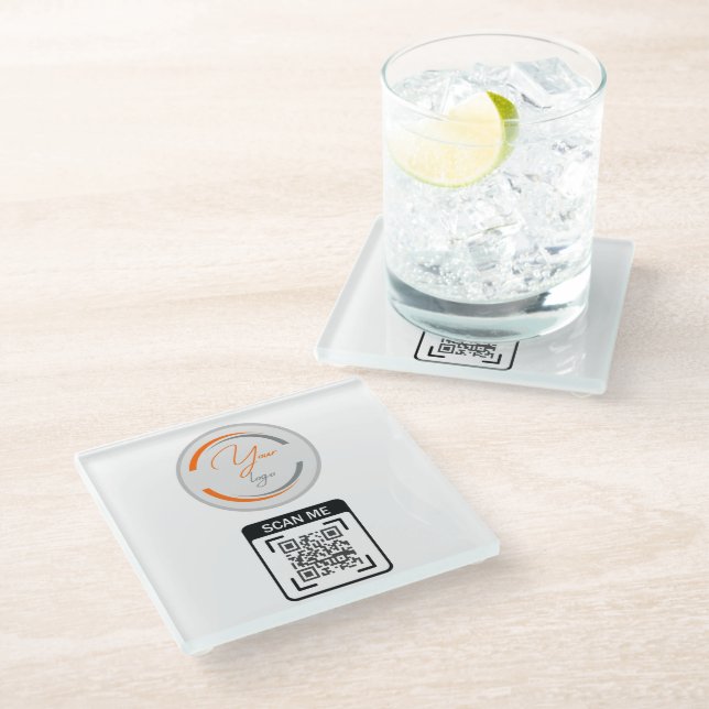 Simple Logo QR Code Business White Glasuntersetzer (Schrägansicht)