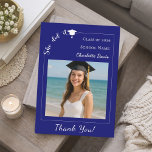 Simple modern photo blue Graduate She did it Dankeskarte<br><div class="desc">Designed to coordinate perfectly with the She Did It Graduation Party Collection, this modern blue thank you card features a clean, stylish layout and confident typography that celebrates her achievement. The back includes a customizable gratitude message, making it easy to thank family and friends for their support, gifts, and encouragement....</div>