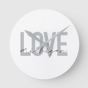 Simple, modern, urban, cool design Love Michigan Runde Wanduhr