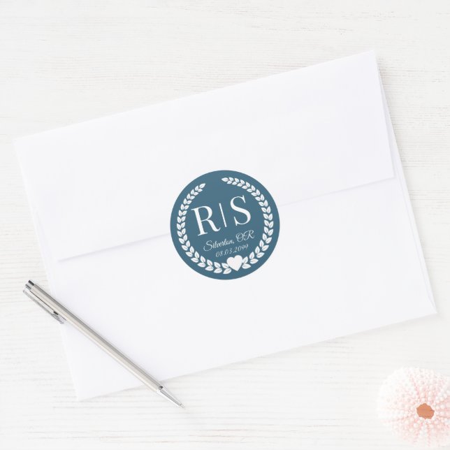 Simple Moody Ocean Blue Monogram Runder Aufkleber (Umschlag)