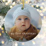 Simple My First Christmas Baby Foto Keramik Ornament<br><div class="desc">Simple My First Christmas Baby Foto Keramik Ornament ist ein stilvolles,  modernes Urlaubssornament mit Babynamen in klassischer Typografie in Weiß über Ihrem vollformatigen Foto.</div>