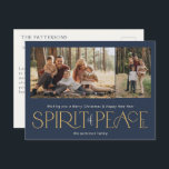 Simple Peace Foto Navy Gold Feiertagspostkarte<br><div class="desc">Dieses Foto,  in dem Sie Postkarten begrüßen können,  enthält den Gruß "Frohe Weihnachten und ein glückliches neues Jahr",  zusammen mit dem Gruß "Spirit of Peace",  in großen goldenen und elfenbeinigen Briefen auf marinischem Hintergrund mit Platzhaltern,  um zwei Ihrer Lieblingslieder hinzuzufügen: Familienname & das Jahr.</div>