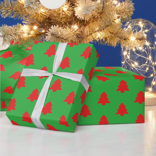 Simple Red Christmas Trees on Green Geschenkpapier (Feiertage)