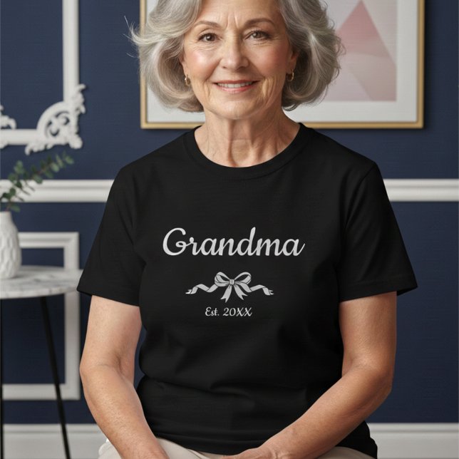 Simple Script Bow Grandma Est. Year  T-Shirt (Von Creator hochgeladen)