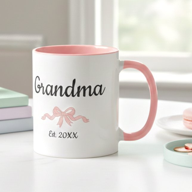 Simple Script Pink Girl Bow Grandma Est. Year Tasse (Von Creator hochgeladen)
