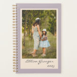 Simple Stylish Mute Lilac Personalisiert Foto 2025 Planer<br><div class="desc">Planen Sie Ihre Tage, Wochen und Monate mit Leichtigkeit mit diesem einfachen und stilvollen undatierten Planer in einer gedämpften Wüstenlila-Farbe. Dieser Planer bietet Platz für Ihr Lieblings-Foto und ist mit Ihrem Namen personalisiert und bringt eine persönliche Touch in Ihre Organisation. Das flexible undatierte Format ermöglicht es Ihnen, wann immer Sie...</div>