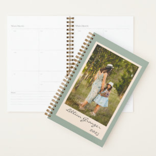 Simple Stylish Sage Green Personalisiert Foto 2025 Planer