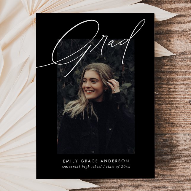 Simple Trendy Calligraphy Drei Foto Abschluss Ankündigung (Von Creator hochgeladen)