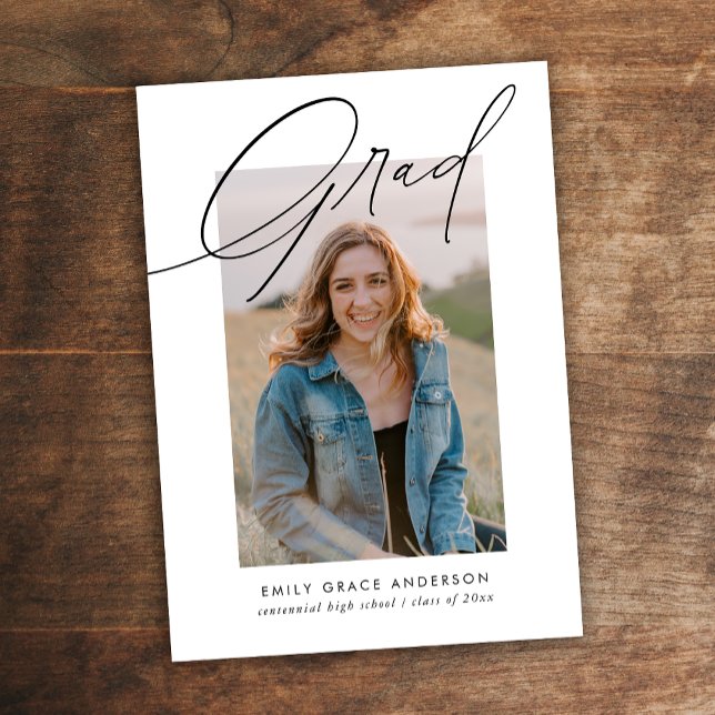 Simple Trendy Calligraphy Drei Foto Abschluss Ankündigung (Von Creator hochgeladen)