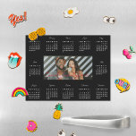 Simple Trendy Typografy 2024 Foto Calendar Magnetisches Trockenlöschblatt<br><div class="desc">Dieser personalisierte Kalender-Magnet eignet sich hervorragend für die Planung kommender monatlicher Veranstaltungen. Freuen Sie sich auf moderne Typografie und ein eigenes Foto. Fügen Sie diesem Design Ihre benutzerdefinierte Formulierung hinzu, indem Sie die Felder "Diese Designvorlage bearbeiten" auf der rechten Seite des Elements verwenden, oder klicken Sie auf die blaue Schaltfläche...</div>