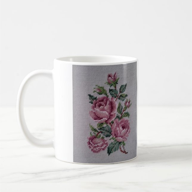 Simulierte Tasse des bestickten Blumenkaffees (Links)