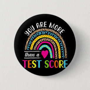 sind mehr als ein Niedlicher Regenbogentesttag T Button