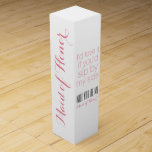 Sind Sie meine Trauzeuginmatronen-Geschenkboxen Weinbox<br><div class="desc">Sind Sie meine Trauzeugin/Matrone der Ehre? - lustige,  trendy Brautpartyschwarz-,  weiße und rosaGeschenkboxen für Wein laden ein.</div>