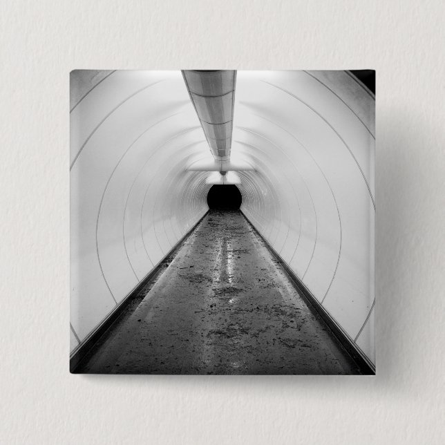 Singapur. Ein beleuchteter Fußgängertunnel in Button (Vorderseite)
