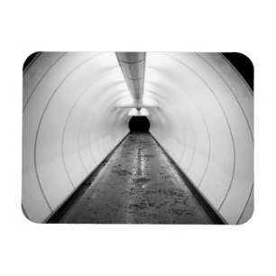 Singapur. Ein beleuchteter Fußgängertunnel in Magnet