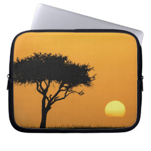 Single Acacia Baum silhouettiert bei Sonnenaufgang Laptopschutzhülle