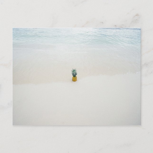 Single Ananas am Strand Postkarte (Vorderseite)
