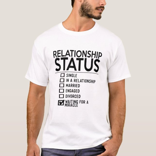 Single des Beziehungsstatus in einer Beziehung T-Shirt (Vorderseite)