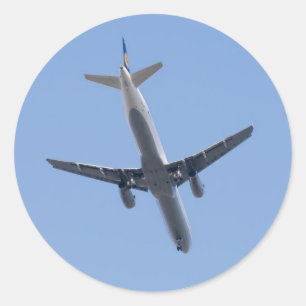 Single-Flugzeug auf blauem Himmel Runder Aufkleber