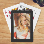 Single-Fotovorlage auf schwarz Spielkarten<br><div class="desc">Single Fotovorlage mit einem dünnen weißen Rahmen auf Schwarz-Party-Spielkarten.</div>