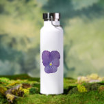 Single Pansy Blütenflasche Trinkflasche<br><div class="desc">Bleibe mit floraler Eleganz. Diese stilvolle Wasserflasche bietet eine kühn nahe Ansammlung einer Single Pansy Blume, die Ihrem Alltag natürlichen Charme verleiht. Ideal für Naturliebhaber und Blume-Fans.</div>