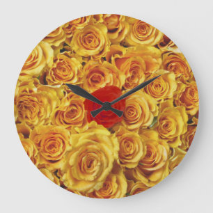Single-Rot in den gelben Bett-Rosen Große Wanduhr