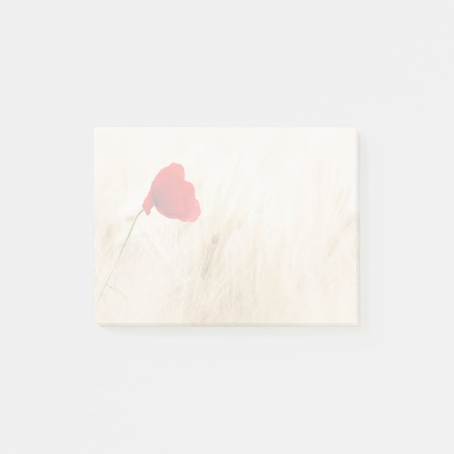 Single Roter Mohn auf einem grasbewachsenen Feld Post-it Klebezettel (Vorderseite)