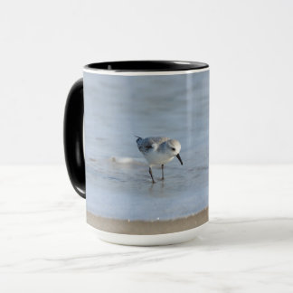 Single Sandpiper walking on beach  Tasse