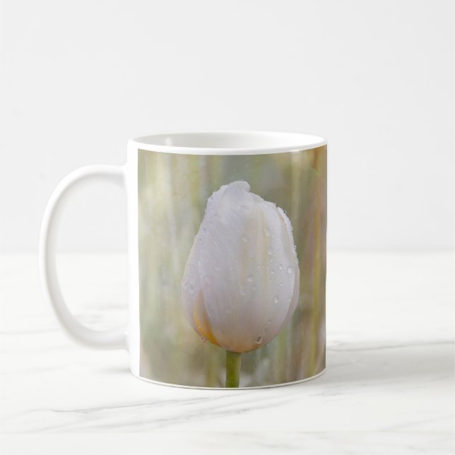 Single White Tulip Blossom mit Droplets Foto Kaffeetasse (Links)